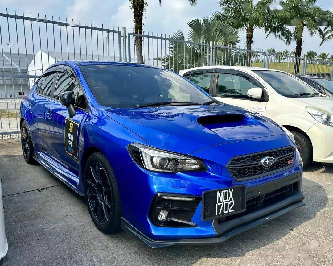 个平行的排气管三菱 第四代 mirage掀背本田s2000爆改本田思域和city