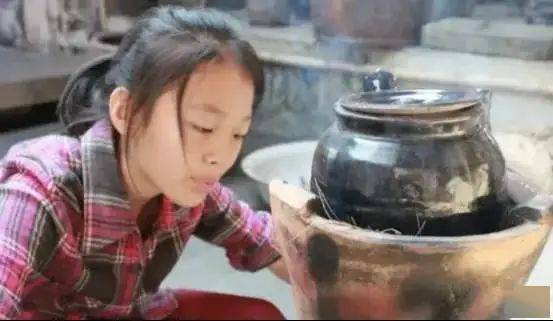 这个小女孩儿就叫彭彩金,1993年出生,是广东省兴宁市人.