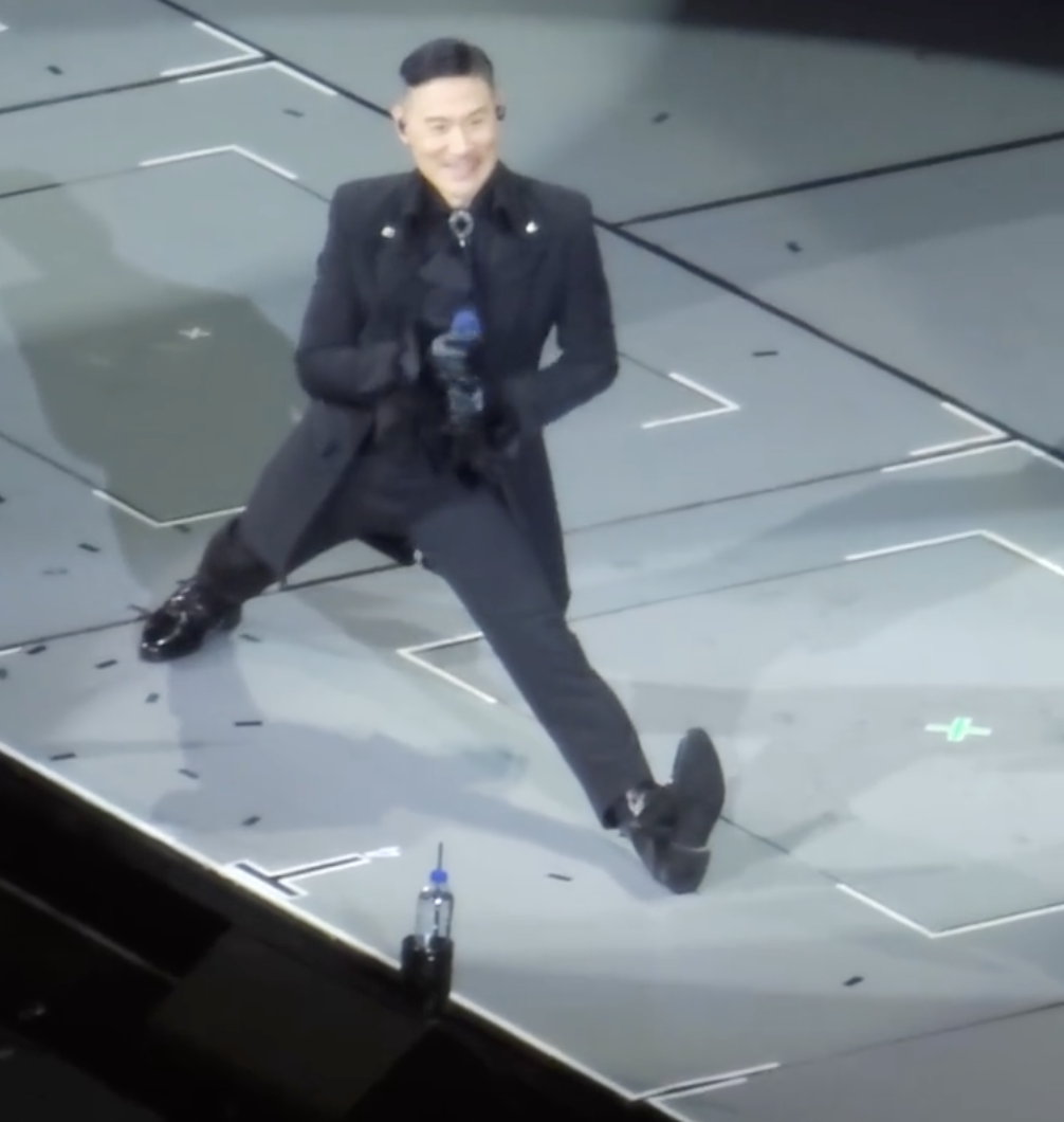 张学友向歌迷展示一字马.图源:新闻晨报.