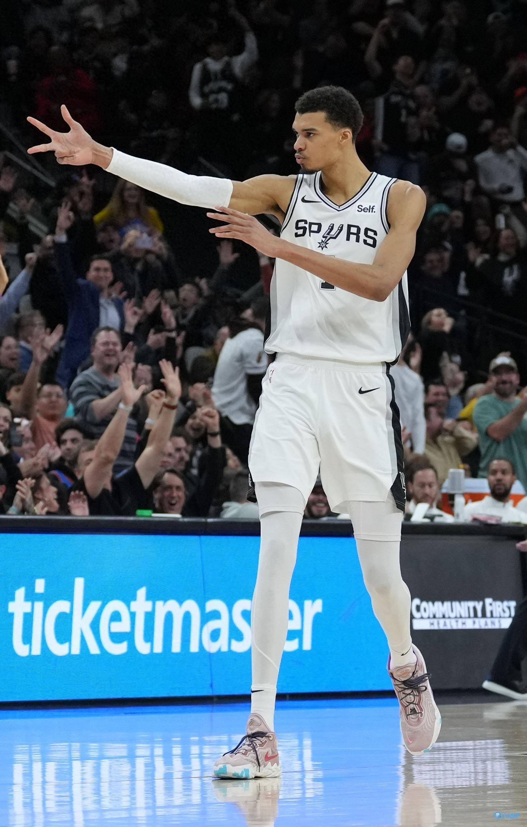 文班亚马单赛季至少200助200帽100三分 nba历史第一人_盖帽_助攻_对阵