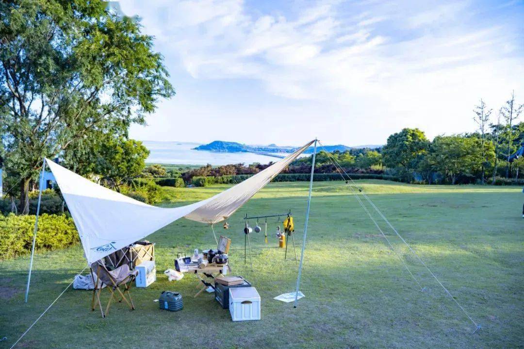 太湖,视野开阔草坪区域三面环山便可以到达景区内的大片草坪从渔洋山