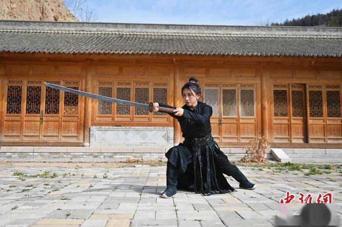 甘肃天水"女侠"张含亮:传承习武世家"绝技"走俏网络_武术_剑术_视频