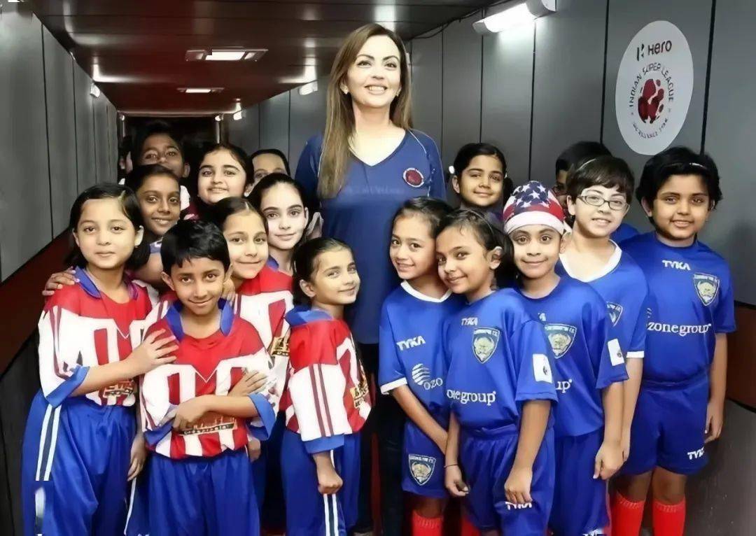 全球巨富家族婚礼上热搜学习她们站在巨人的肩膀上看世界搞事业