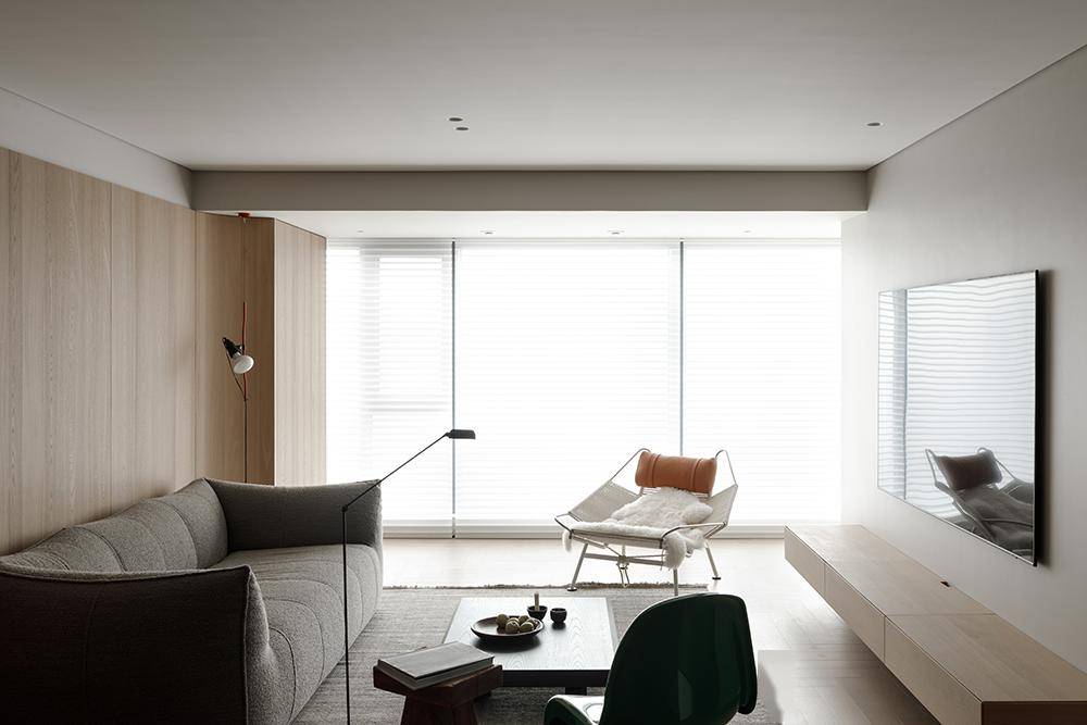 we use two shades of oak and beige latex paint to create a