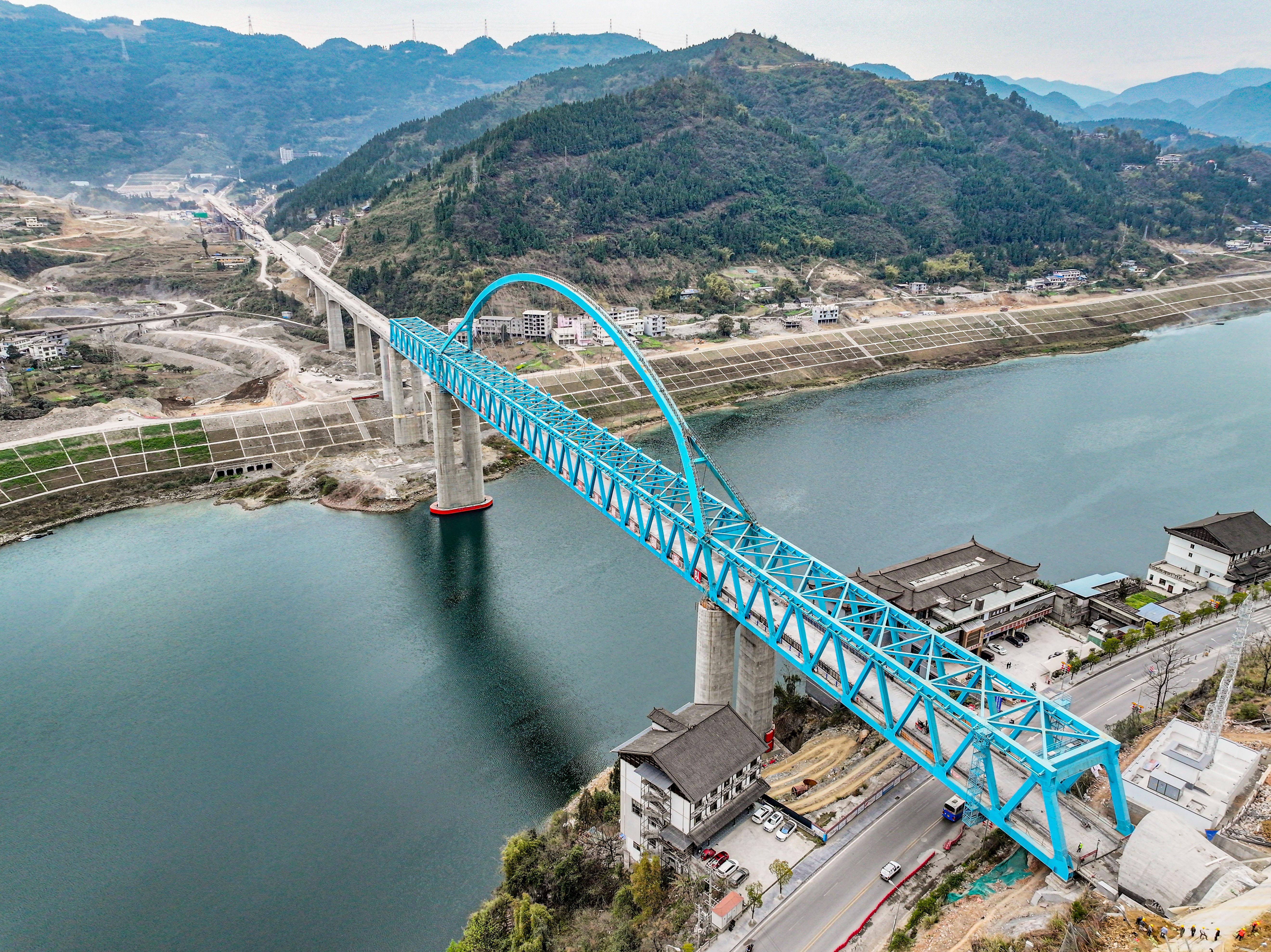 渝湘高铁清水坪乌江特大桥建设进入收尾阶段