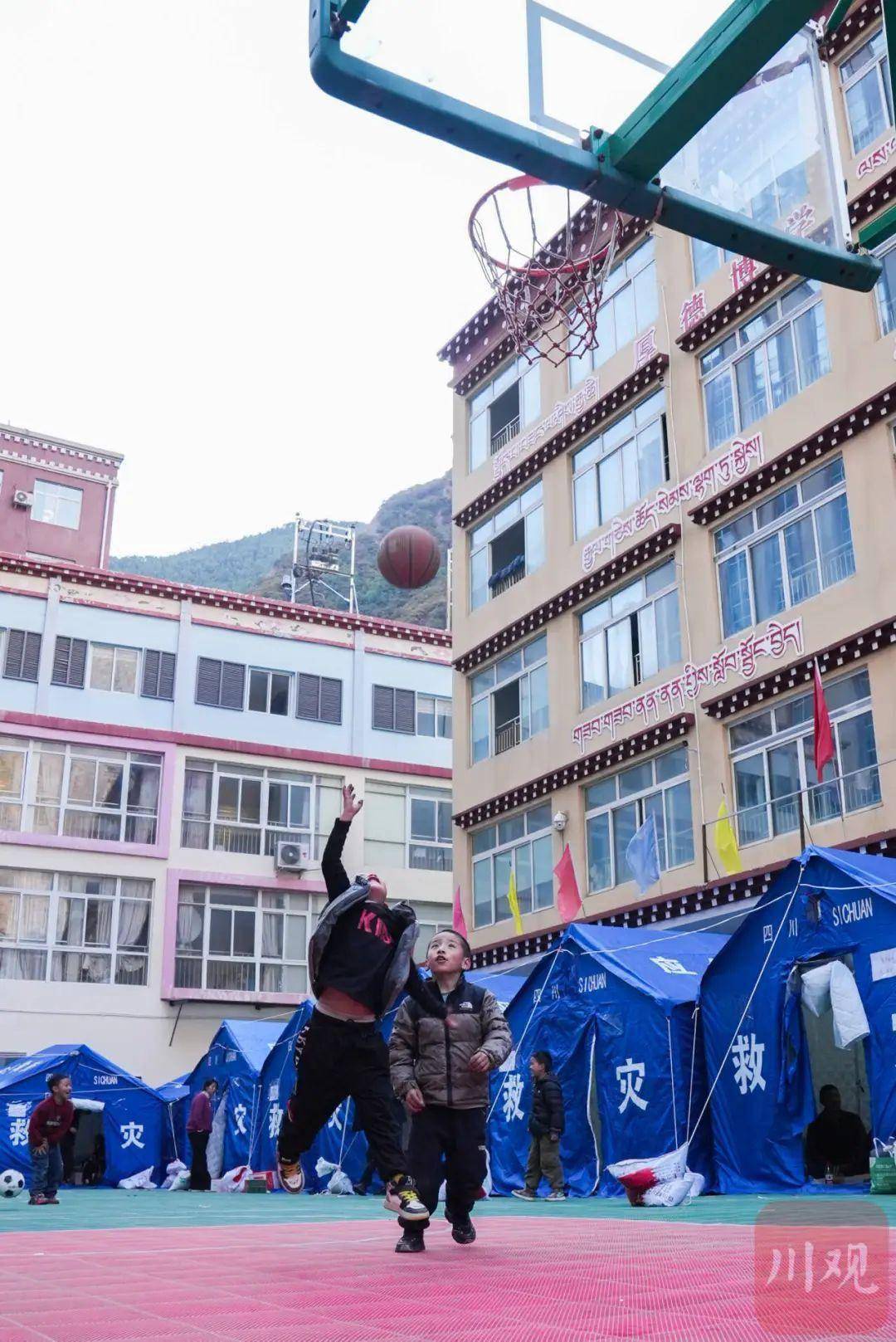 雅江县城关第一完全小学临时安置点位于雅江县政府背后,29顶应急救灾