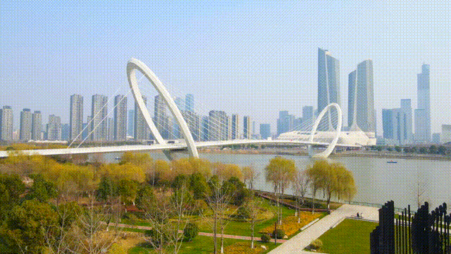 此次南京半程马拉松赛道串联起南京青奥森林公园,南京眼步行桥,长江