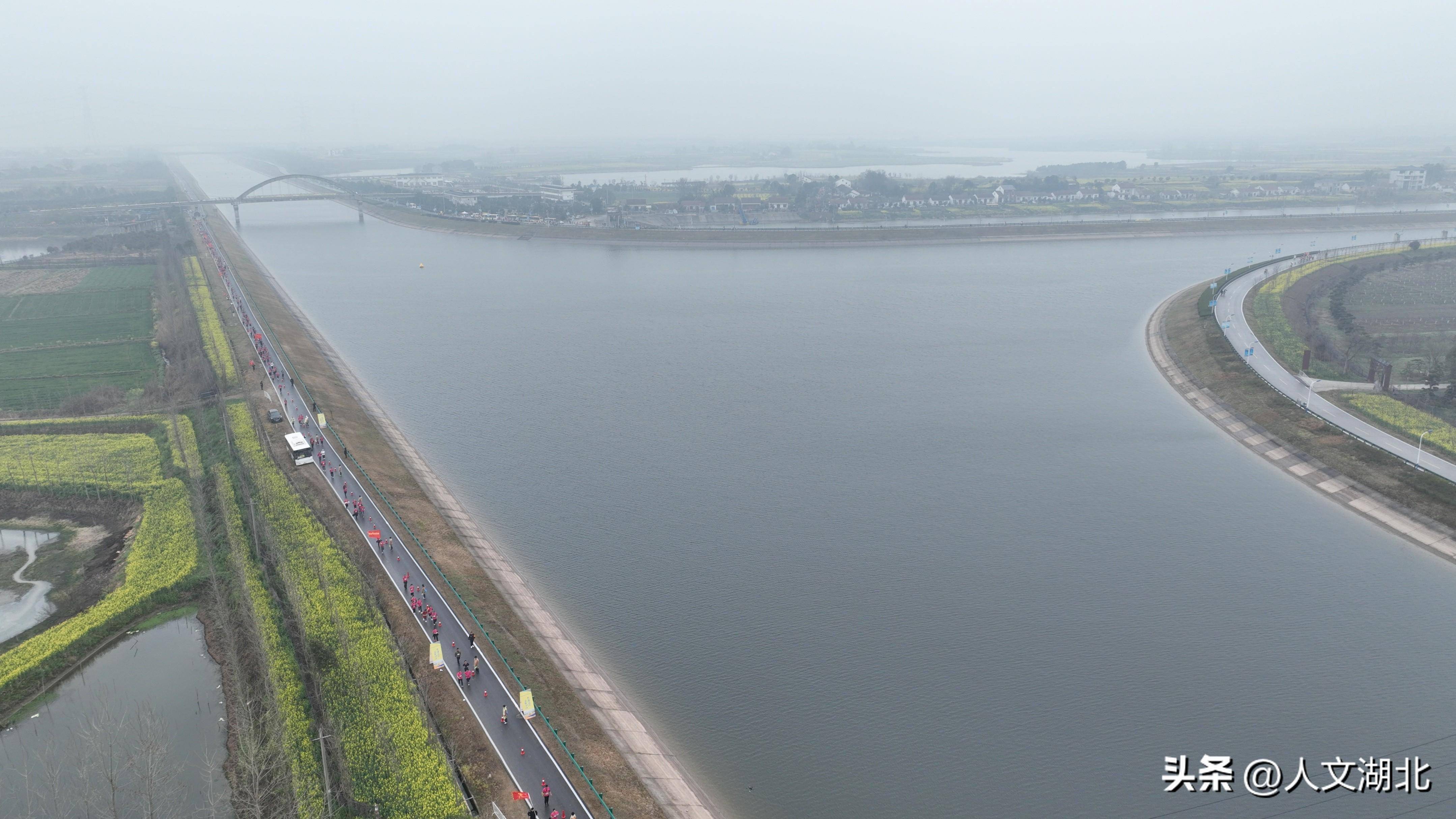 花漾大运河乐跑马拉松2024湖北沙洋江汉运河半程马拉松鸣枪开跑