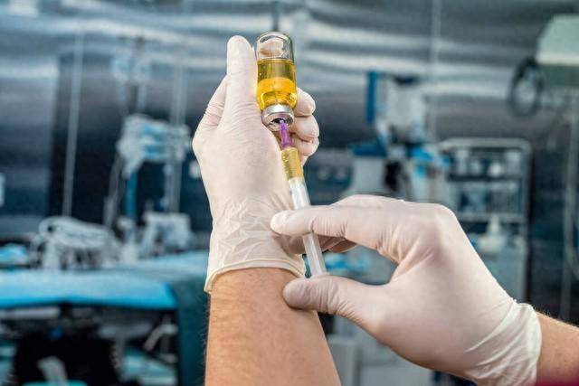 悲情英雄李宗伟为治癌症电疗33次喉咙全烂吃饭时要喷麻药