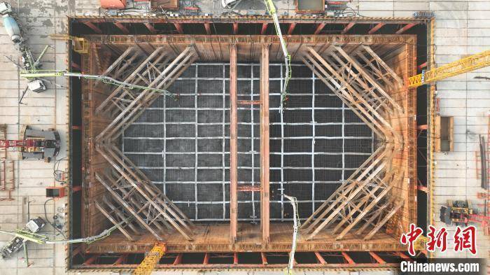 池州长江公铁大桥4号墩承台首次浇筑顺利完成