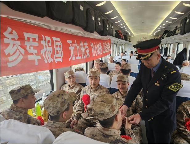 "老兵"列车长唱响军歌送新兵_赵岩为_运输_工作