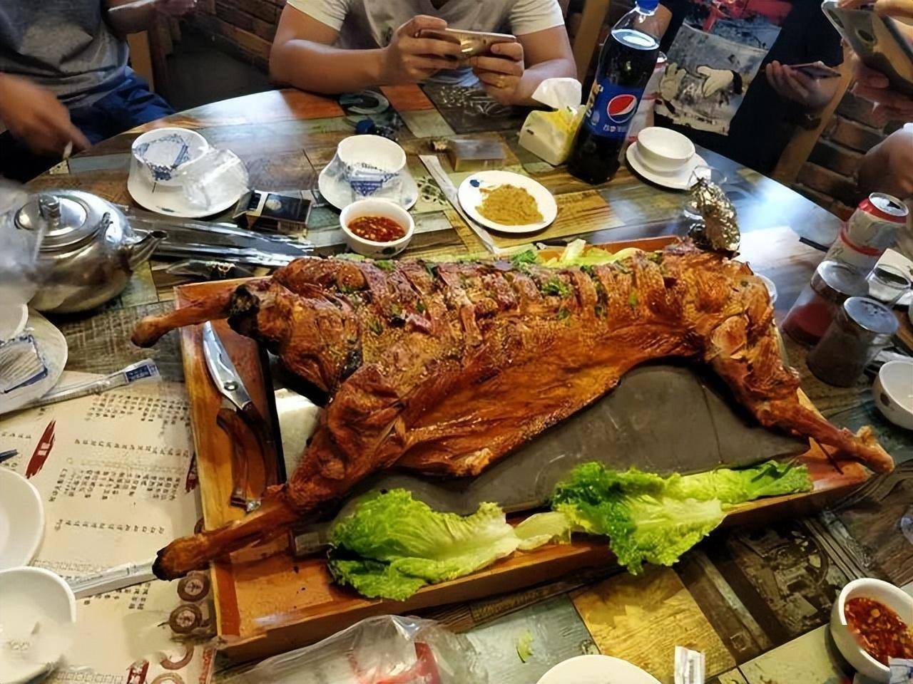 敦煌本地产的羊肉,不腥不膻,温而不燥.