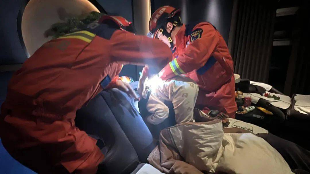 倒插葱式萌娃陷入按摩椅无法自拔