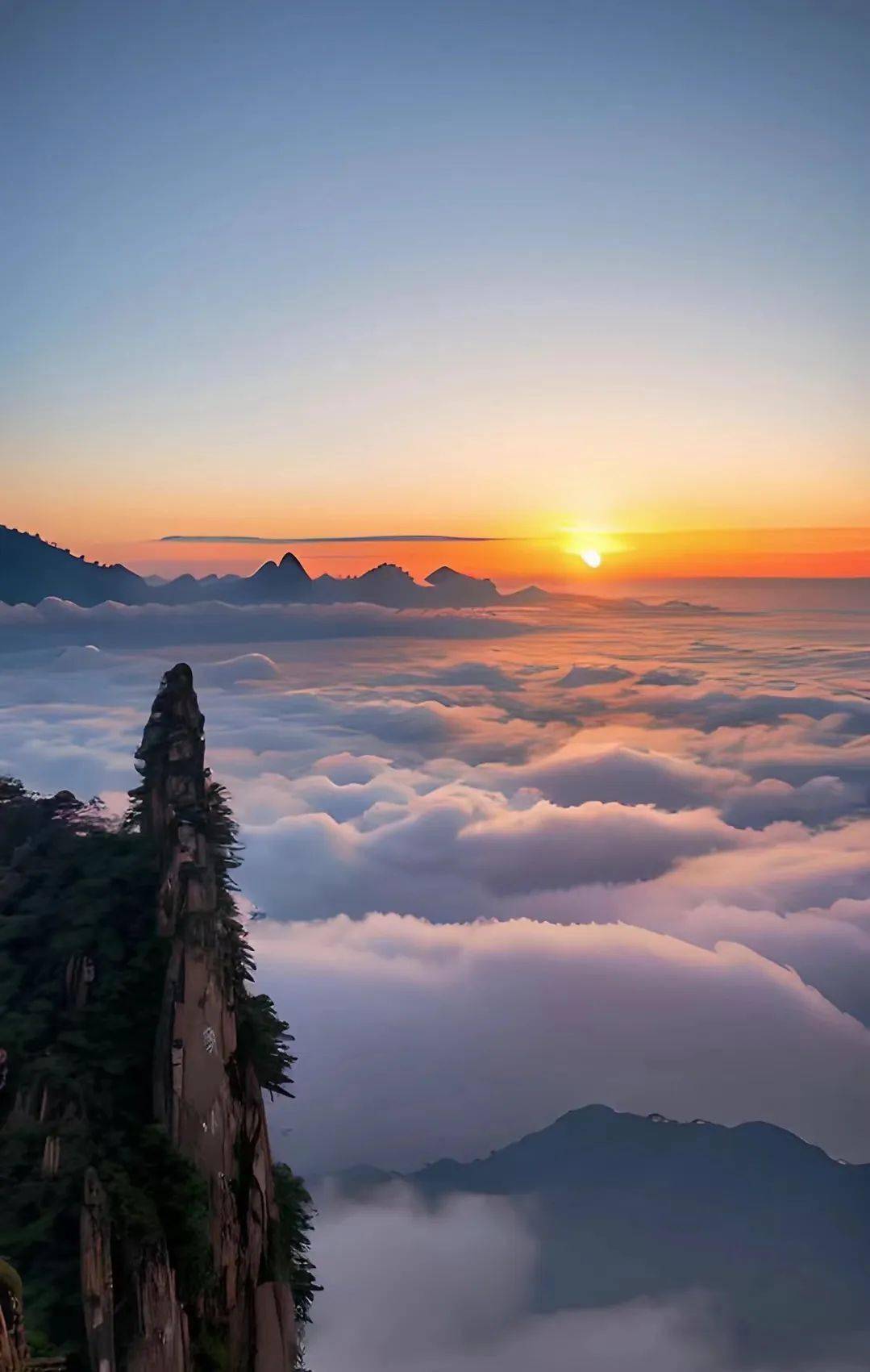 位于安徽省,黄山是中国著名的山岳景区,以其奇松,怪石,云海,温泉著称