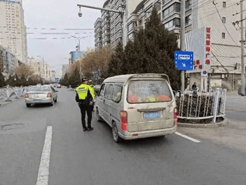 面包车超员隐患大交警及时查处