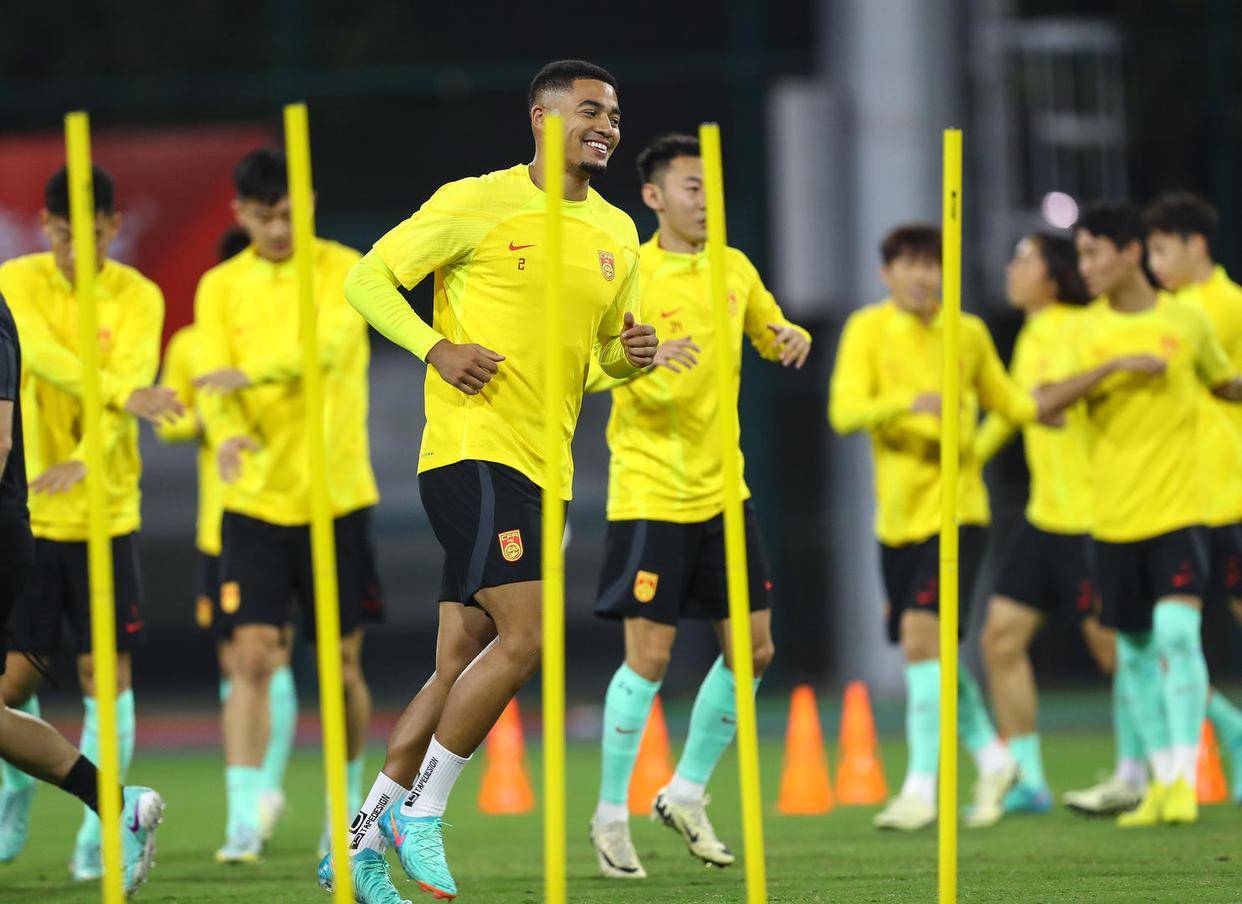 国足明日启程前往新加坡伊万在训练中上强度后露出魔鬼一面