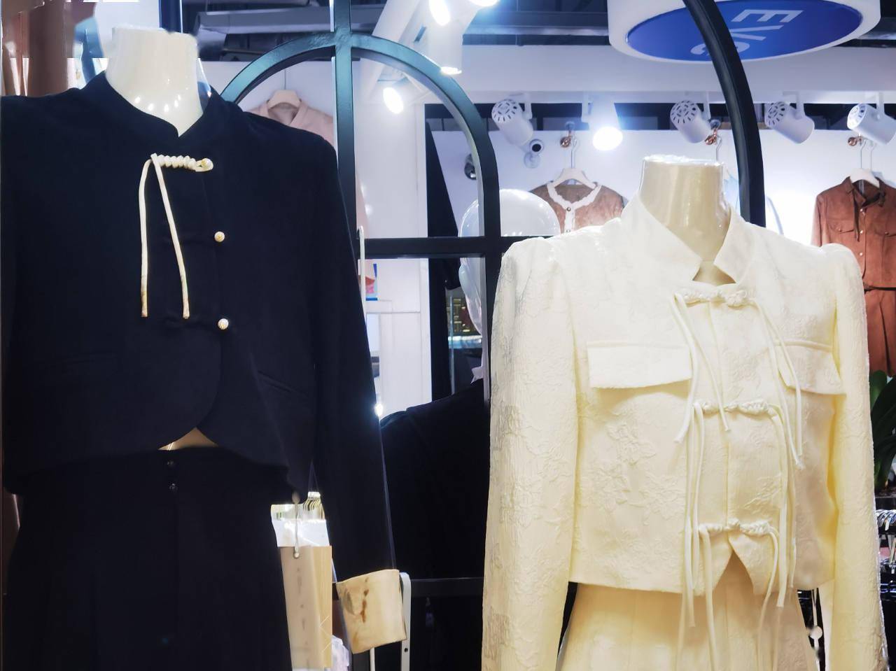 盘扣,云纹,马面裙……在以服装品类齐全,价格低廉著称的北京百荣拭吵