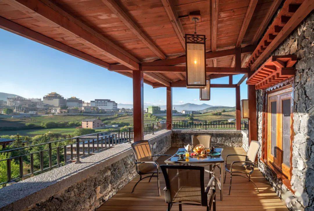 云南松赞绿谷山居第一家松赞酒店,2001年由创始人白玛多吉位于松赞林