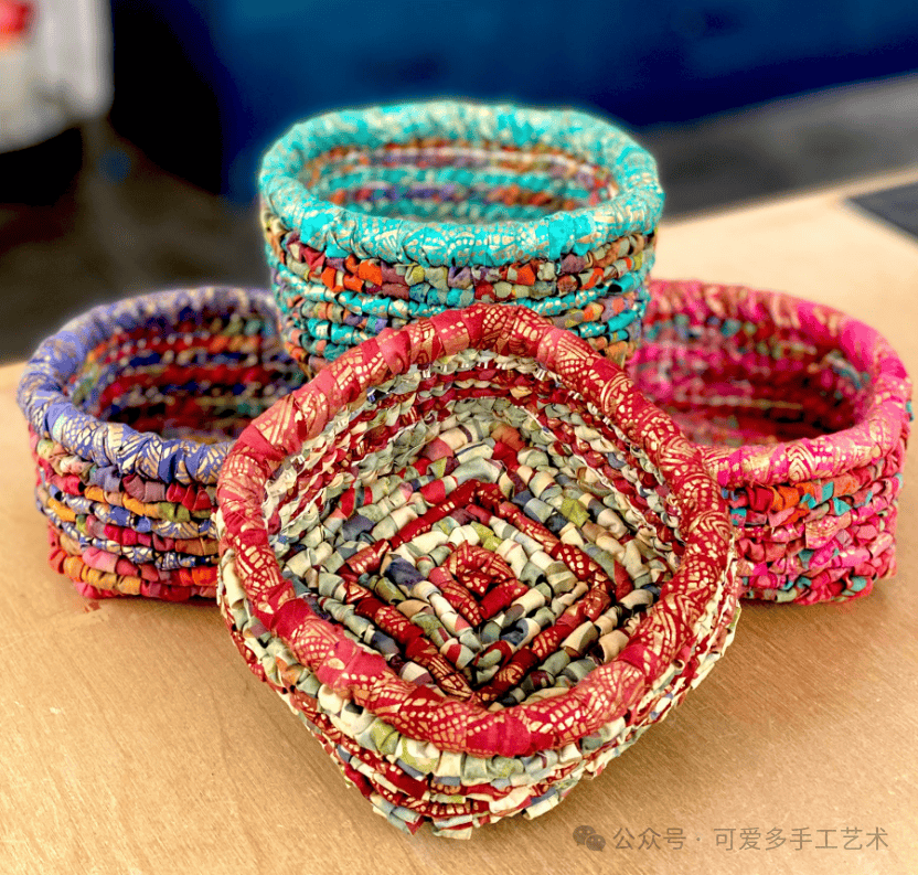 把旧衣服和碎布都剪成了布条,用戳针穿过网格布这样编,家居用品好用到你不信!_垫子_包包_教程