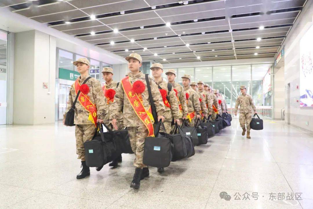 东部战区海军春季入伍新兵抵达军营