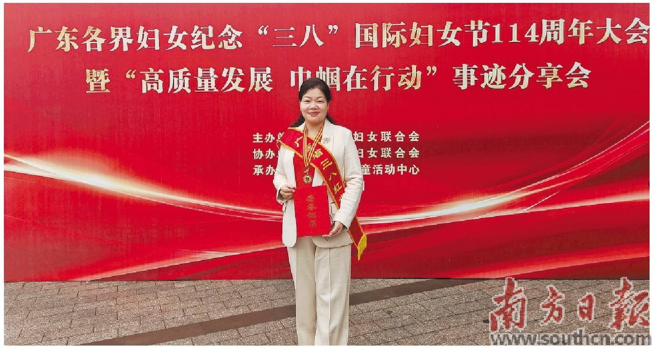 黄淑君与环卫工人交流.黄淑君积极参与绿美生态建设.