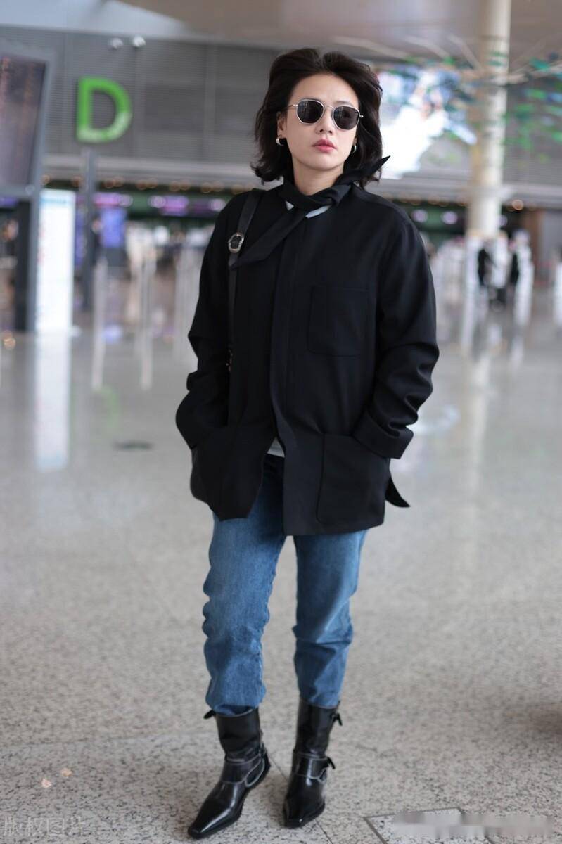 马思纯上海虹桥机场出发热情为粉丝签名