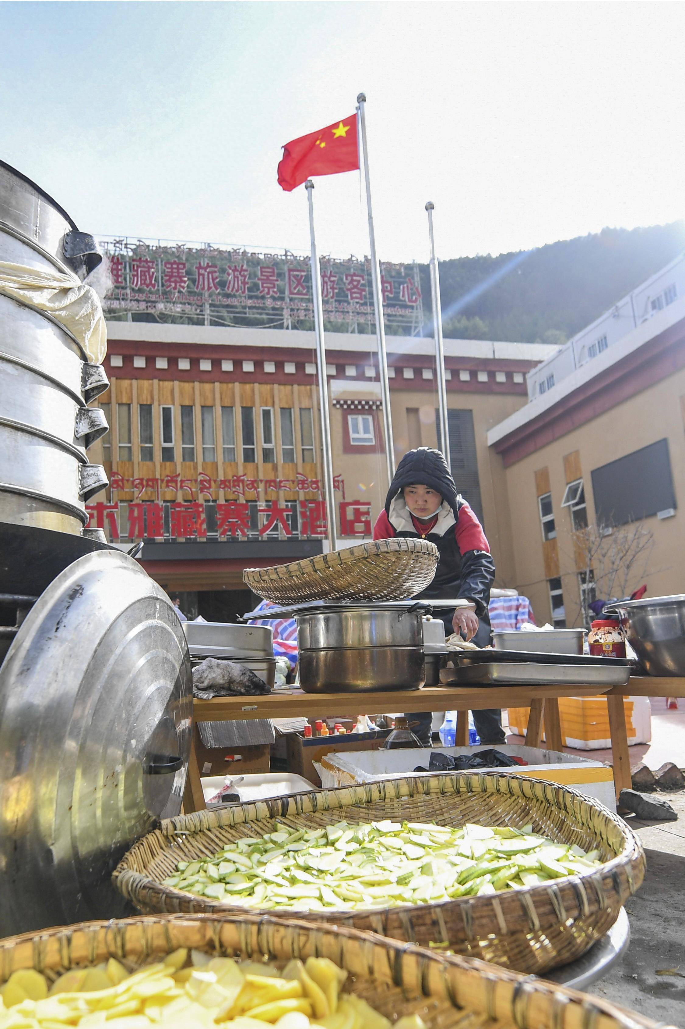 新华社记者 王曦 摄3月19日在雅江县木雅广场当地志愿者帮忙搬运