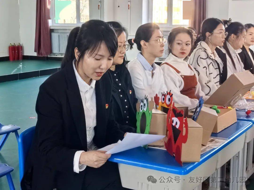 校园活动友好区第二幼儿园开展巧手匠心以玩促教教师自制玩教具评比
