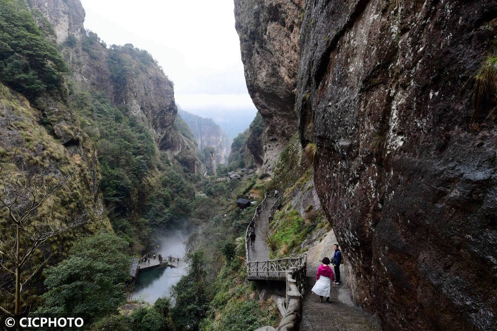浙江温州:雨后雁荡山云雾缭绕 美如仙境引客来_乐清_景区_游客