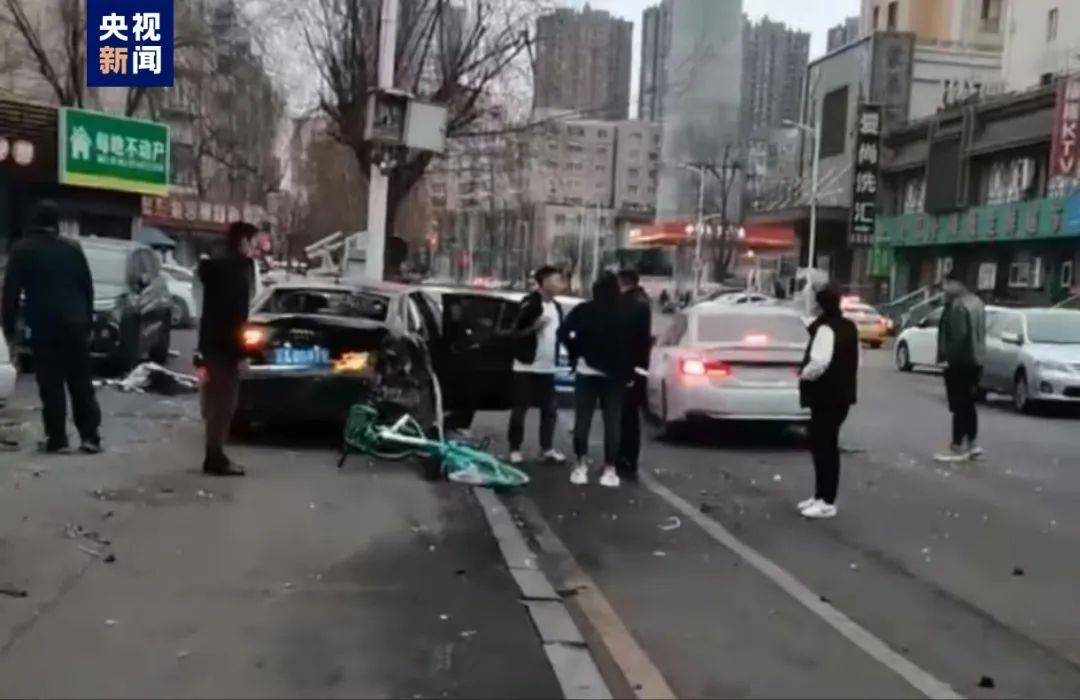 突发辽宁一轿车冲入人行道致3死2伤