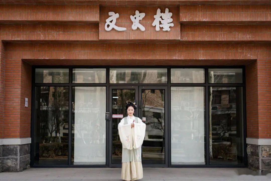 站上中国诗词大会的舞台她是姜艺