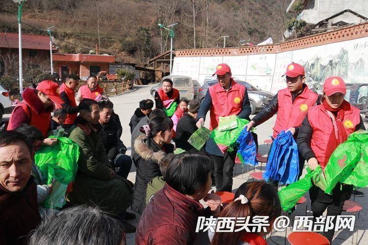 学雷锋在行动丨何斌要当个好人一辈子不能光顾自己