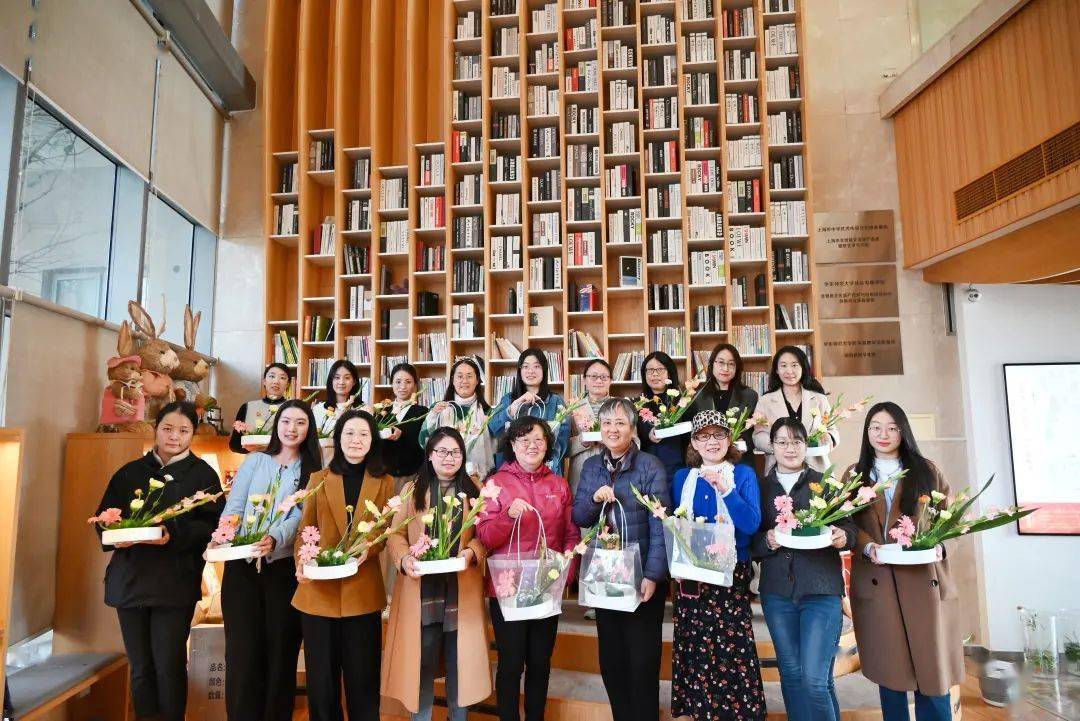 哲学系举行中式传统插花活动庆祝三八国际妇女节