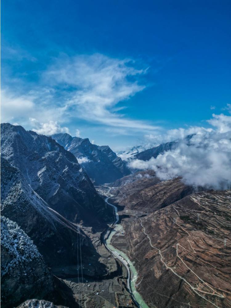 川青线上的峭壁行者回家给大山做体检