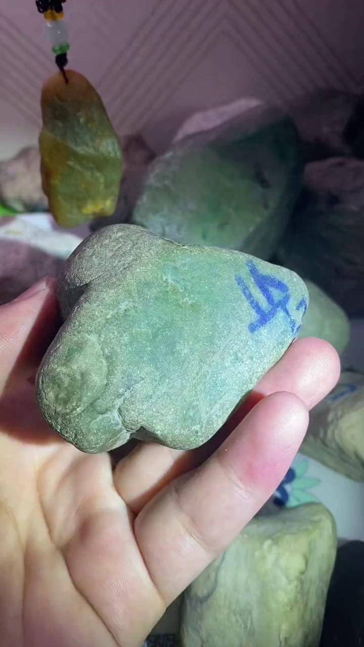 创作灵感 翡翠原石 缅甸翡翠 冰阳绿 帝王绿,白灯黄灯效果多有