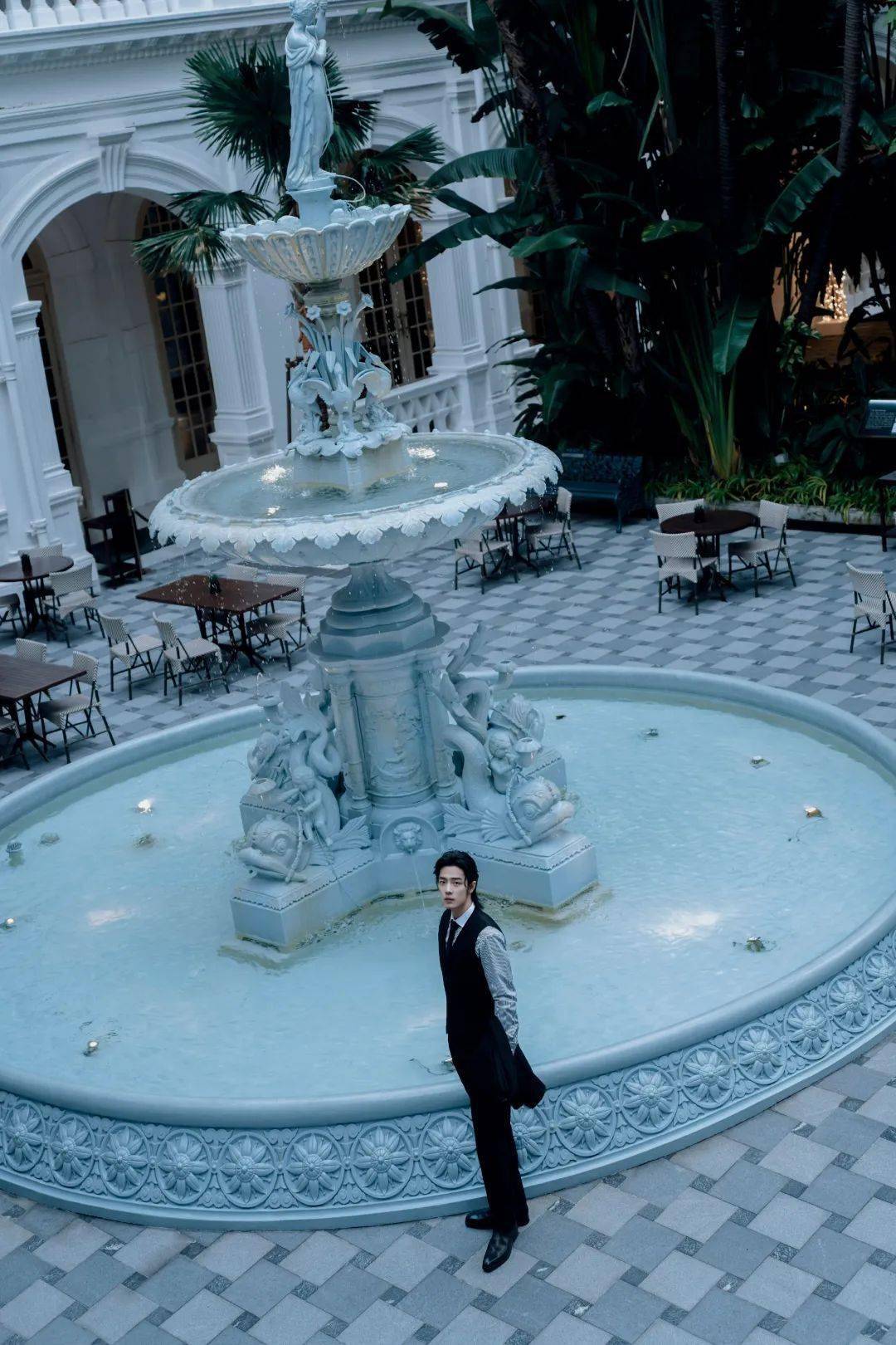 工作室官方微博肖战入住了新加坡莱佛士酒店,还拍了一组时尚大片.