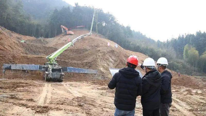 连日来,在徽城镇鲍川村安徽新安江流域防洪治理工程歙县段分洪道施工