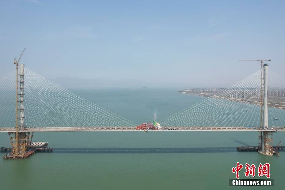 目前该项目进展顺利,黄茅海大桥和高栏港大桥5座主塔均已封