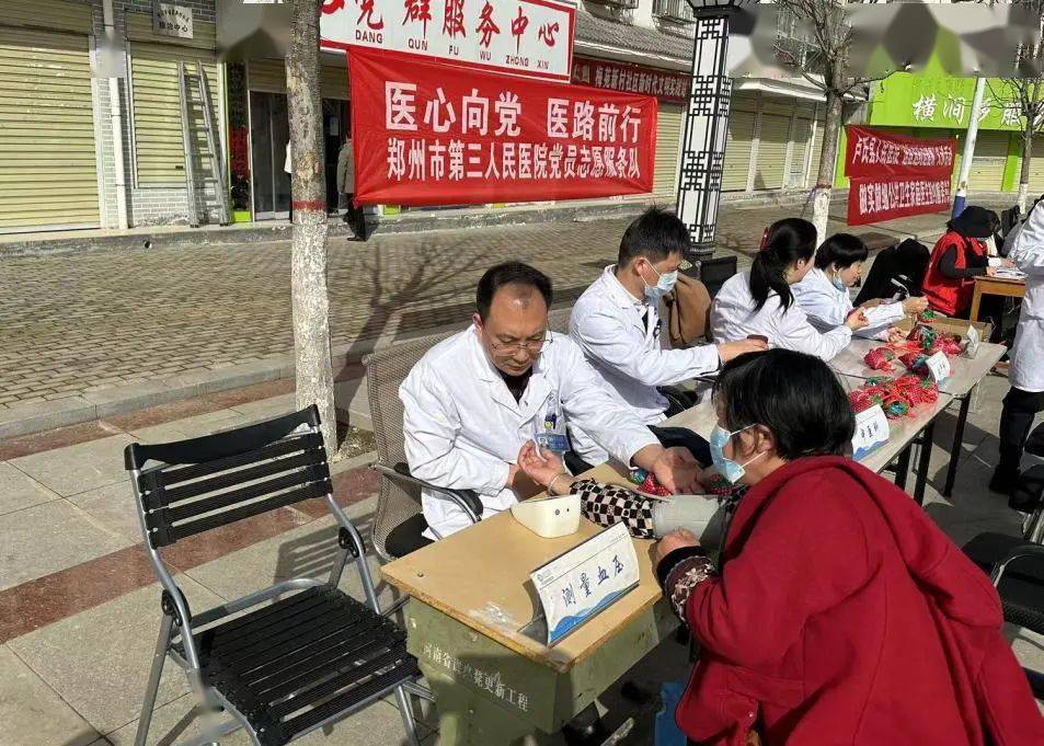 3月20日上午,在卢氏县横涧卫生院,郑州市三院专家团队兵分两路,一路由