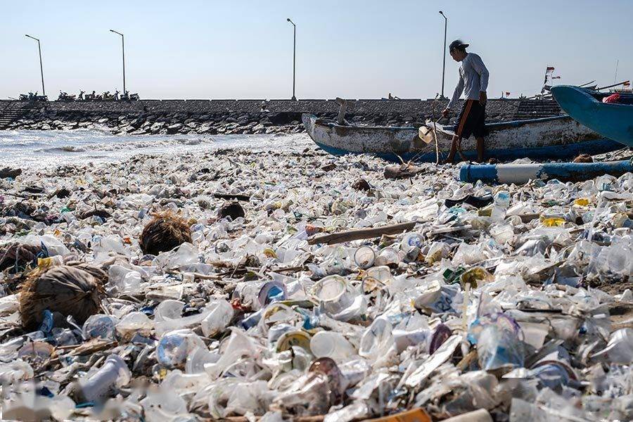 印尼巴厘省海滩被垃圾覆盖