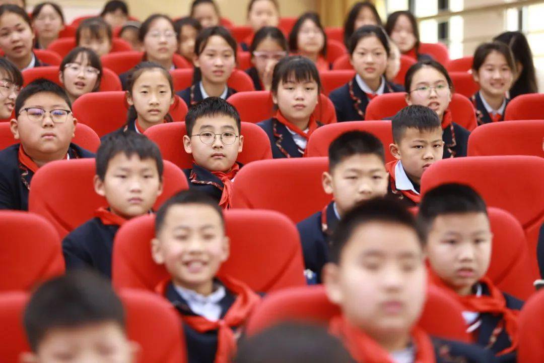 潼南小学现场3月19日,王渝生教授在实验中学作《科学教育与教育科学》