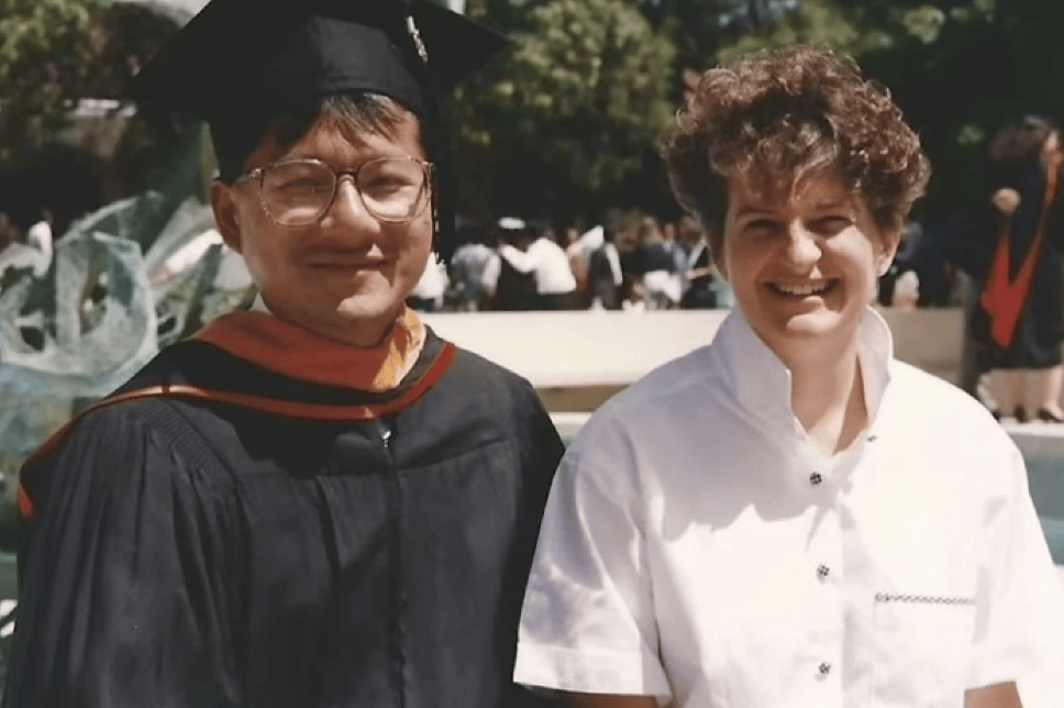 "暑假时他便在dennys快餐店里打工洗碗,不仅成为了 "最棒的洗碗工"