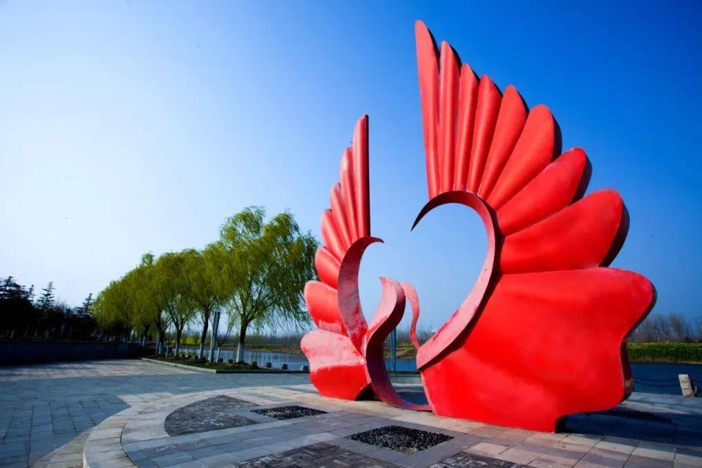 黄河爱情主题公园也是寻觅春色的好地方,这里有极具特色的同心锁雕塑