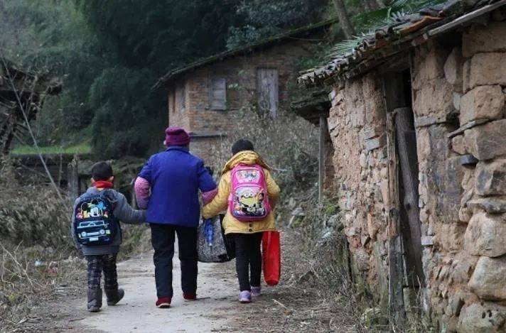 四川5岁男童突然坠亡奶奶姥姥却在打麻将