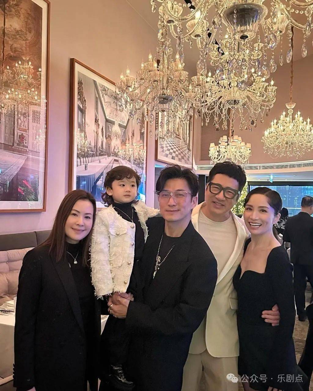 单立文65岁生日群星贺寿,胡蓓蔚隆重做头发又娇嗲索吻_老公_老婆_开心