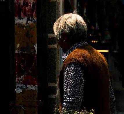 四川5岁男童突然坠亡奶奶姥姥却在打麻将