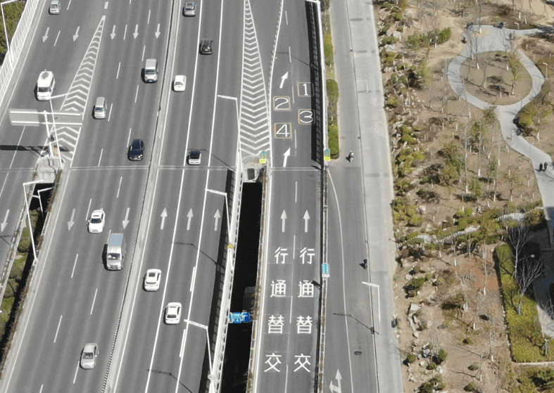 八一大道双向十六车道图片