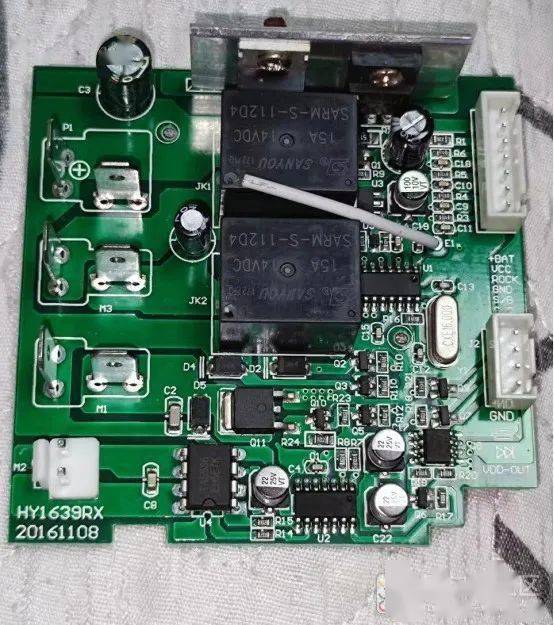 再来看转向悬架部分先来个地盘特写油门踏板传感器走线底部线速,走线