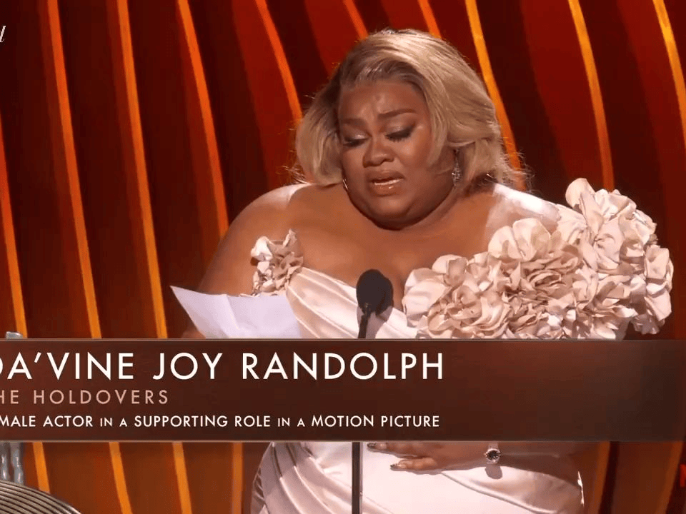 保罗·吉亚玛提双双落败奥斯卡的同时,意想不到的是女配角达明·乔伊