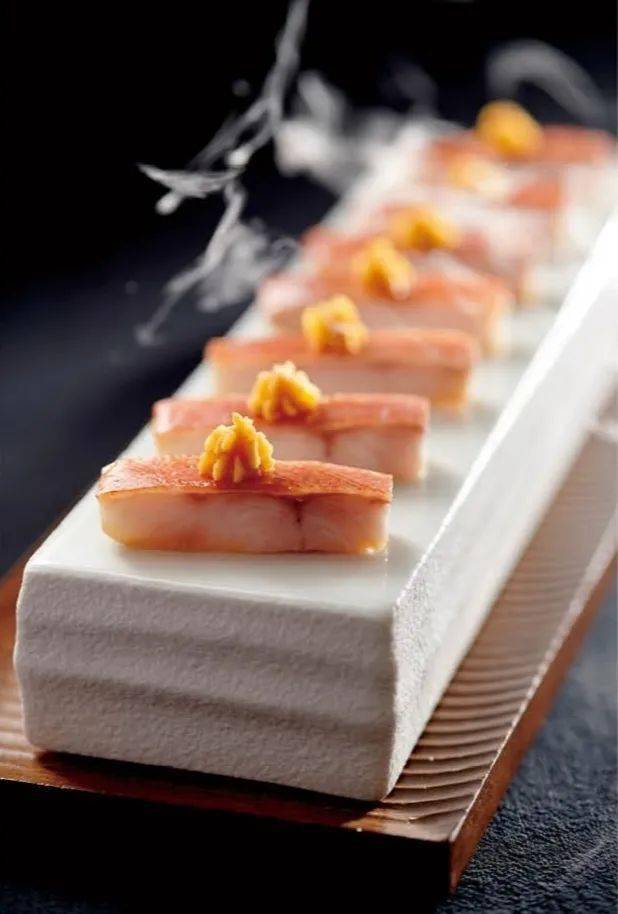 潮味红花鱼饭鸡枞菌手撕牛肉爽口章丘鲍芹,京味烤紫长茄,芥末去骨鹅掌